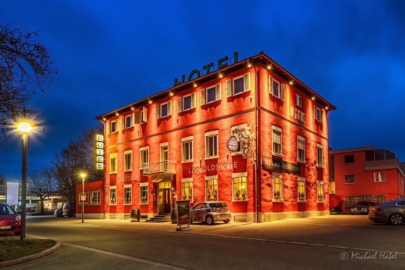 hovedstadsområde, milepæl, boligområde, himmel, by, by, kvarter, byområde, metropol, bygning, blandet brug, hjem, arkitektur, hus, nat, downtown, aften, kommerciel bygning, bybilledet, forstad, ejendom, facade, ejerlejlighed, Hotel, lejlighed, gade, vindue