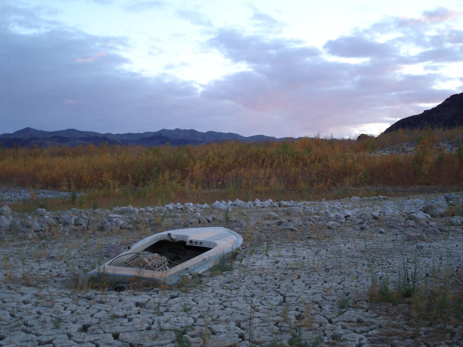 paesaggio, barca, tramonto, mare, lago, acqua, riflessione, parco, veicolo, fiume, natura selvaggia, Basso, zone umide, autorespiratore, montagna, abbandono, affondata, livelli, derilect, lasvegasbaylakemead, serbatoio, lago, ecosistema