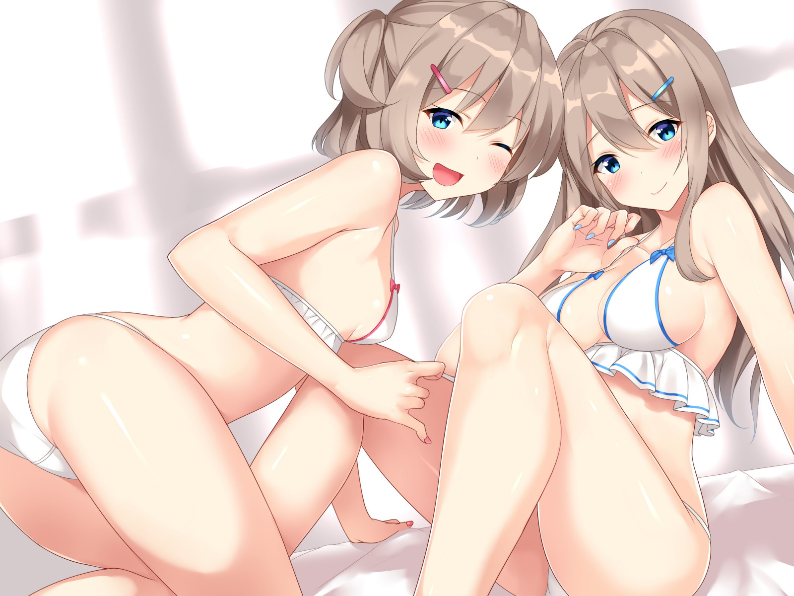 røv, boobs, aqua øjne, bikini, rødmende, hår buer, brunette, langt hår, kort hår, sideboob, to stykke badedragt, tvillinger, blinke