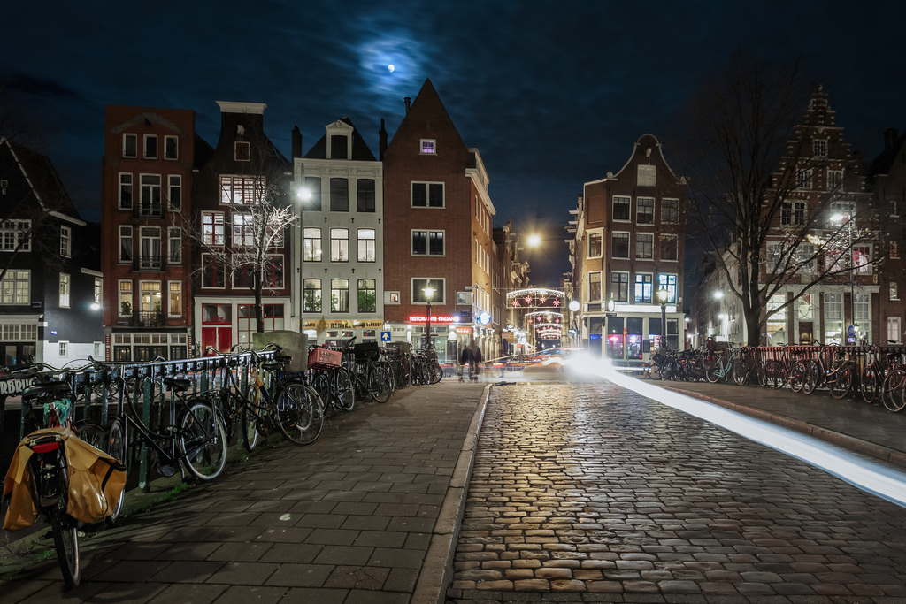 landskab, gadebelysning, Photoshop, by, gade, bybilledet, nat, arkitektur, vand, cykel, bygning, afspejling, himmel, vej, hus, Måne, aften, bro, Canon, Trafik, by, Holland, Europa, Rådhusplads, Amsterdam, kanal, metropol, cykling, hollandsk, Lightroom, holland, stativ, lys, longexposure, vidvinkel, svagt lys, fullframe, træ, downtown, plante, cykel, stad, noordholland, nightphotography, dslr, 6d, canon6d, milepæl, eos, nederland, licht, availablelight, wideanglelens, straat, nacht, bane, lseries, 1740mm, Manfrotto, Maan, byområde, turistattraktion, hovedstadsområde, gracht, lighttrail, fiets, use, avond, groothoek, Geldersekade, kanalhus, grachtenpand, bantammerbrug, mcquaidephotography