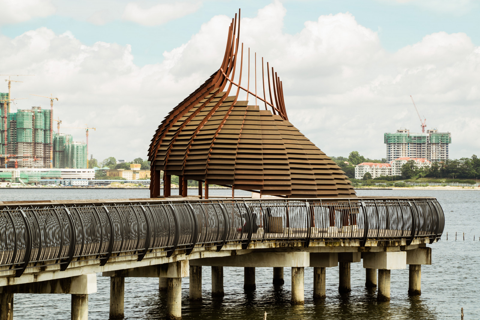 วัด, ทะเล, cityscape, สถาปัตยกรรม, สิงคโปร์, น้ำ, การสะท้อน, เมฆ, ไม้, การท่องเที่ยว, เส้นขอบฟ้า, หอคอย, โลหะ, การก่อสร้าง, เส้น, มาเลเซีย, รูปทรง, ท่าเรือ, ท่าเทียบเรือ, คอนกรีต, พระราชวัง, ไม้, การท่องเที่ยว, สถานที่สำคัญ, เส้นโค้ง, โครงสร้าง, สถานที่สักการะบูชา, straitsofjohor