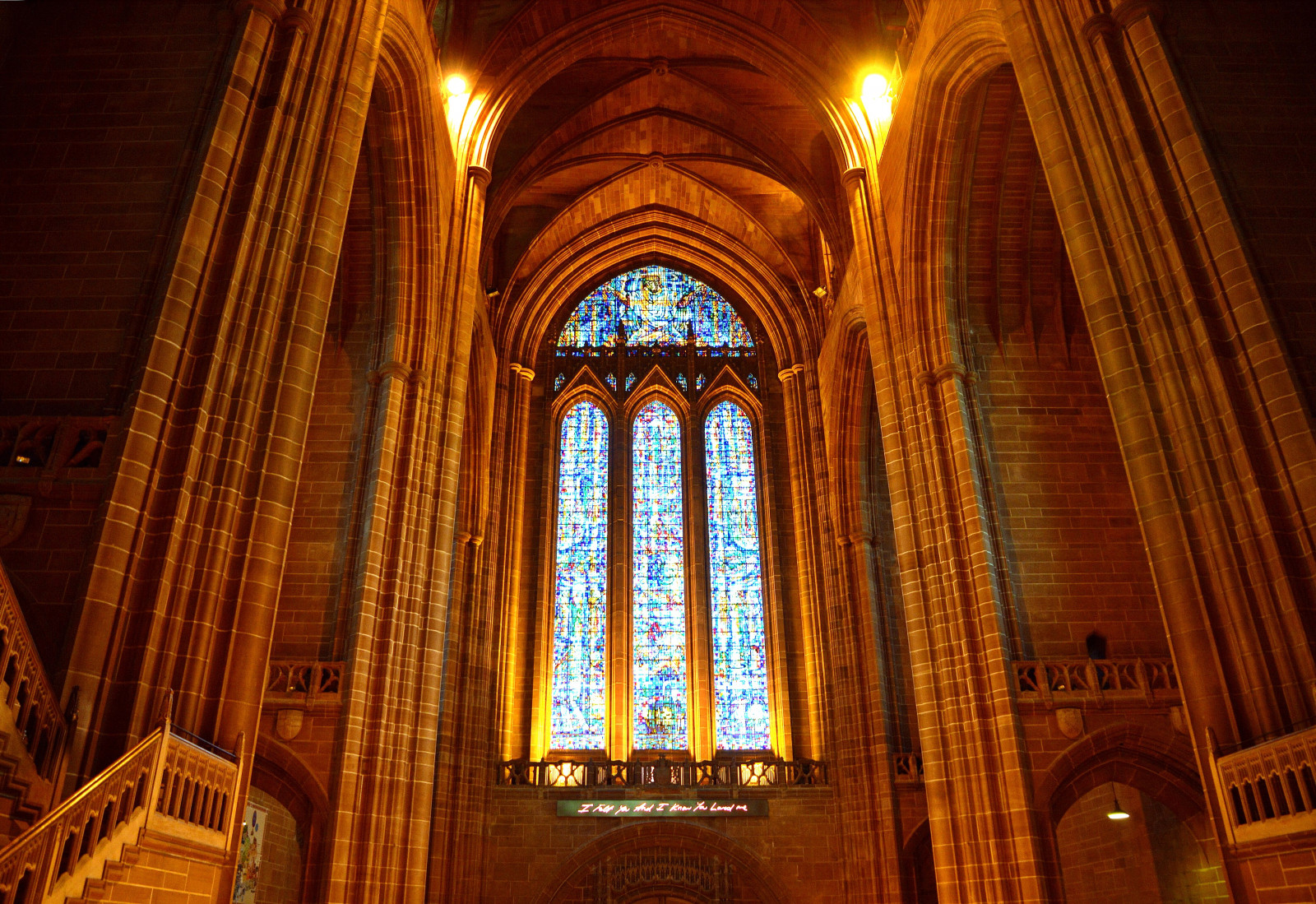 okno, architektura, budova, umělecká díla, symetrie, sklenka, hnědý, oranžový, Nikon, oblouk, kostel, katedrála, kaple, Liverpool, struktura, gotická architektura, UMĚNÍ, světlo, stíny, krytý, bazilika, vitráž, sloupce, náboj, instalace, nikond3200, místo uctívání, tamron16300mm, Merseyside, liverpoolanglicancathedral, liverpoolcathedral, westwindow, greatwestwindow, Tracey Eminová, pro tebe, studna, klenba, synagóga