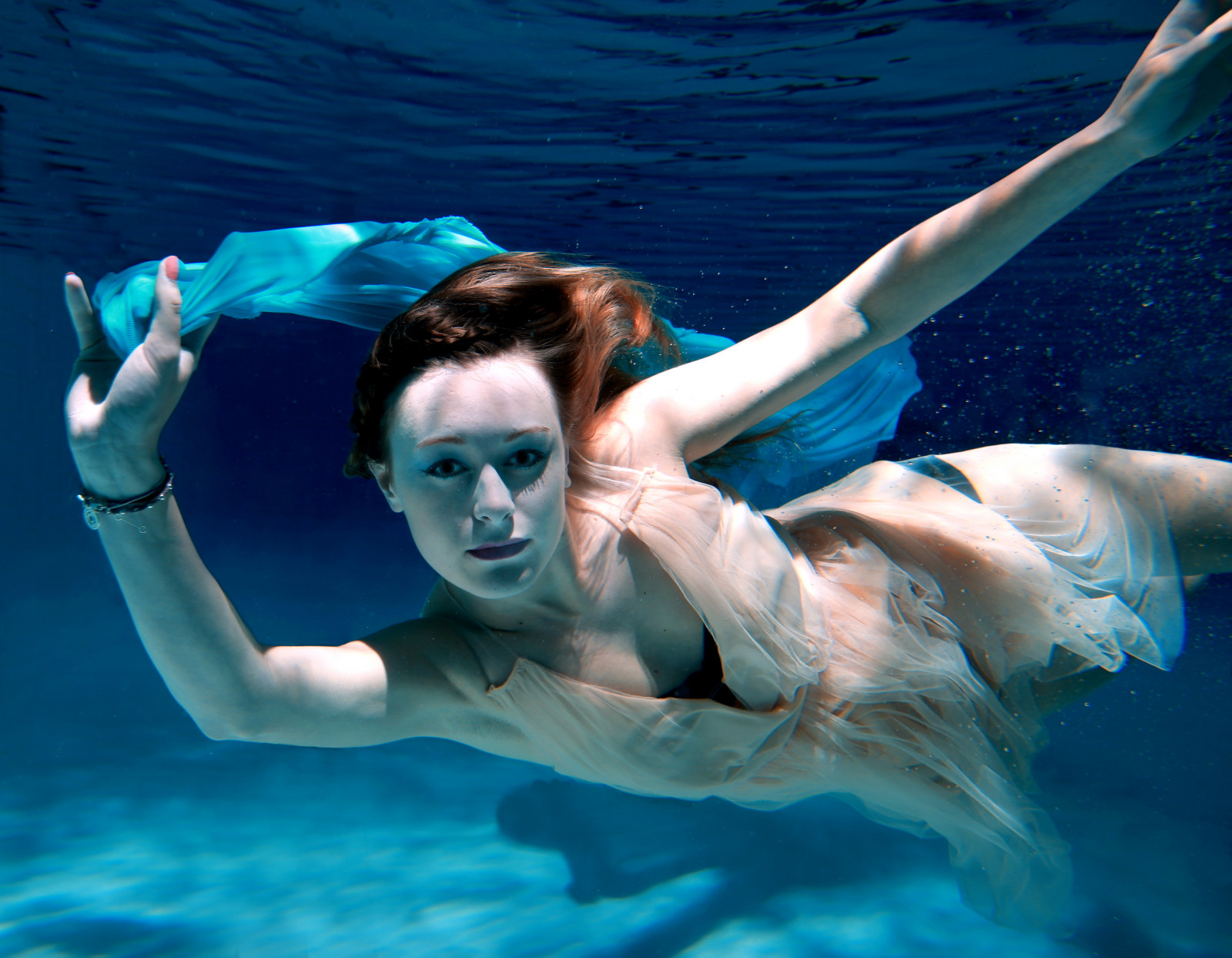 modrý, světlo, moře, žena, bílý, pláž, mokrý, voda, studentů, bazén, dívka, móda, plavání, řeka, temný, fotografování, fotografie, model, univerzita, střílet, Pod vodou, šaty, dřez, svaz, Krém, plovoucí, levitace, povrch, fotografie, Níže, mořská panna, plovák, modelování, Loughborough, levitovat