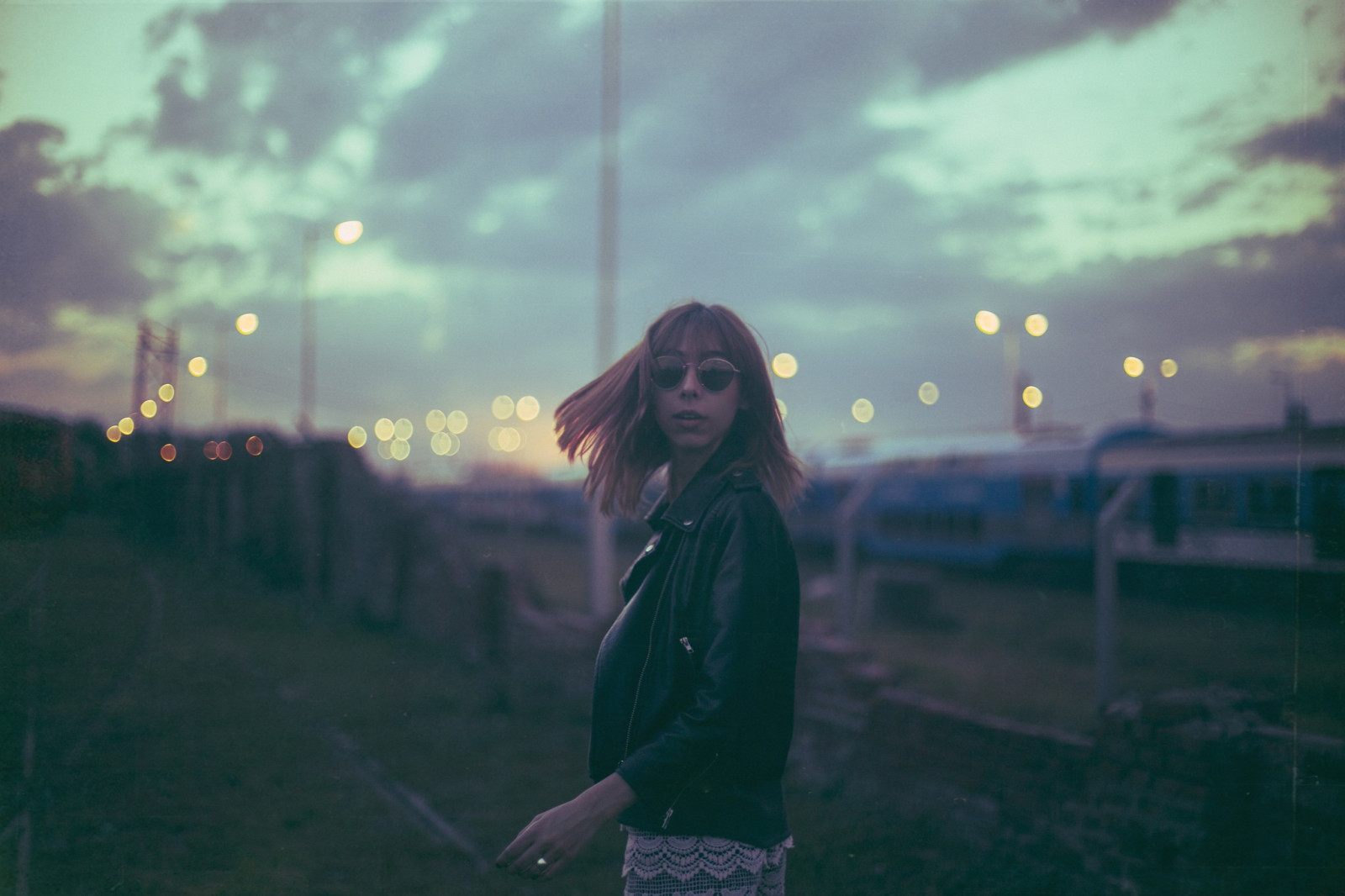 slunečnímu záření, ženy venku, ženy, západ slunce, noc, sluneční brýle, večer, ráno, kožené bundy, dívá přes rameno, světlo, barva, tma, atmosférický jev