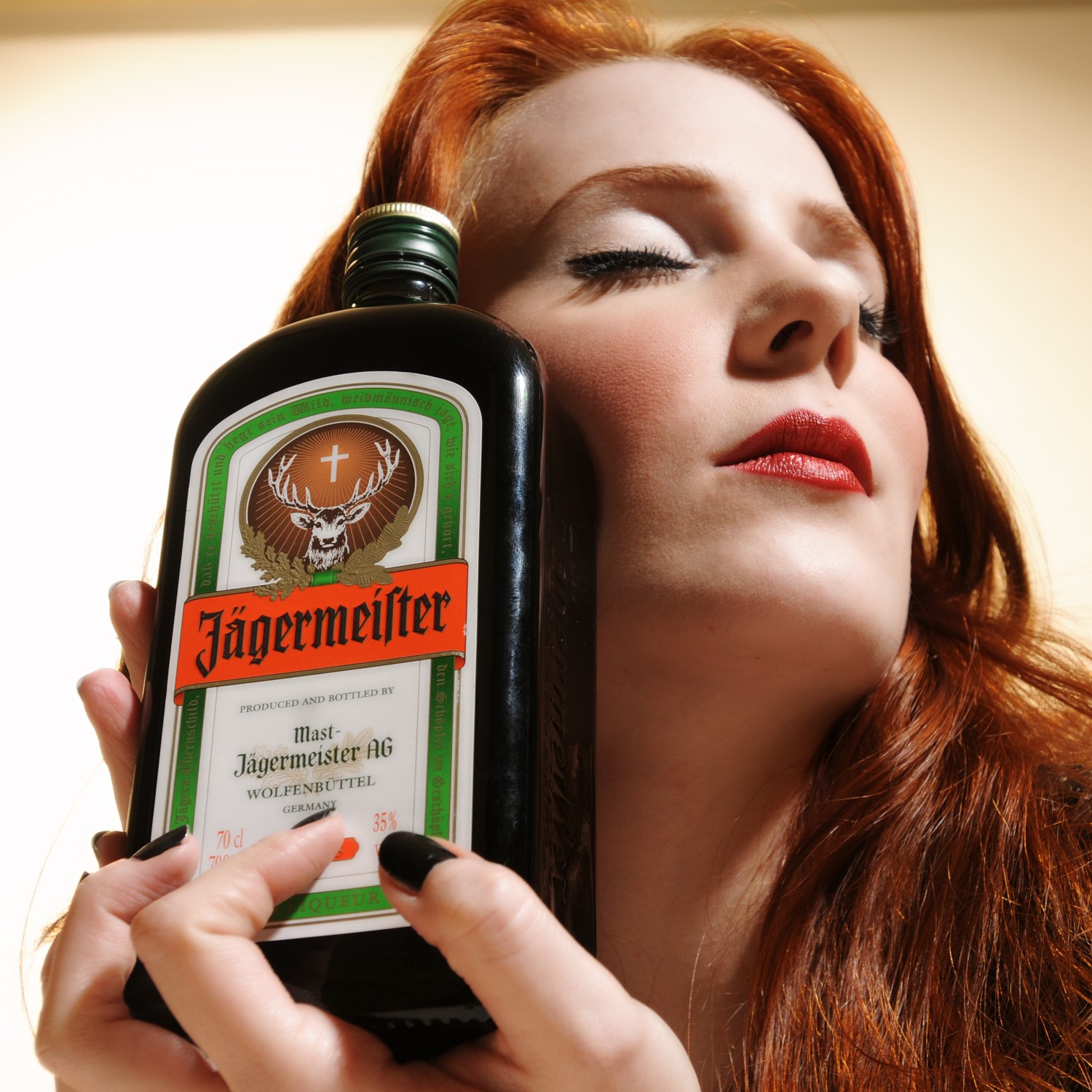 jídlo, ryšavý, napít se, vlasy, kůže, Epica, simone simons, Jagermeister, krása, ruka, smysl, hnědé vlasy, barvení vlasů, destilát, likér, příchuť