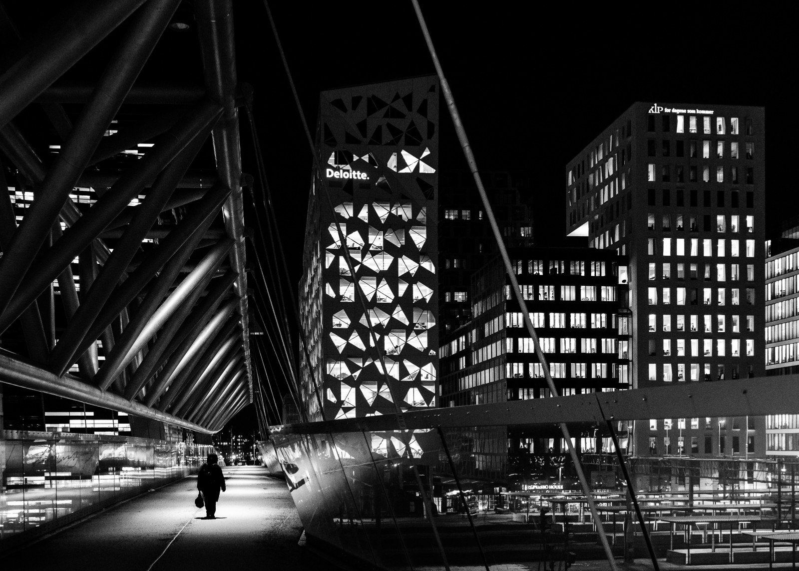 notte, ponte, gli esseri umani, persone, edifici, Monotono, nero bianco, Oslo, Klp, modernismo, leggero, codice a barre, fujifilmx100f, architettura, ferrovia, Nightphotograpy, stazione ferroviaria, non c'è modo, vita notturna, Streetsofoslo, streetphotography