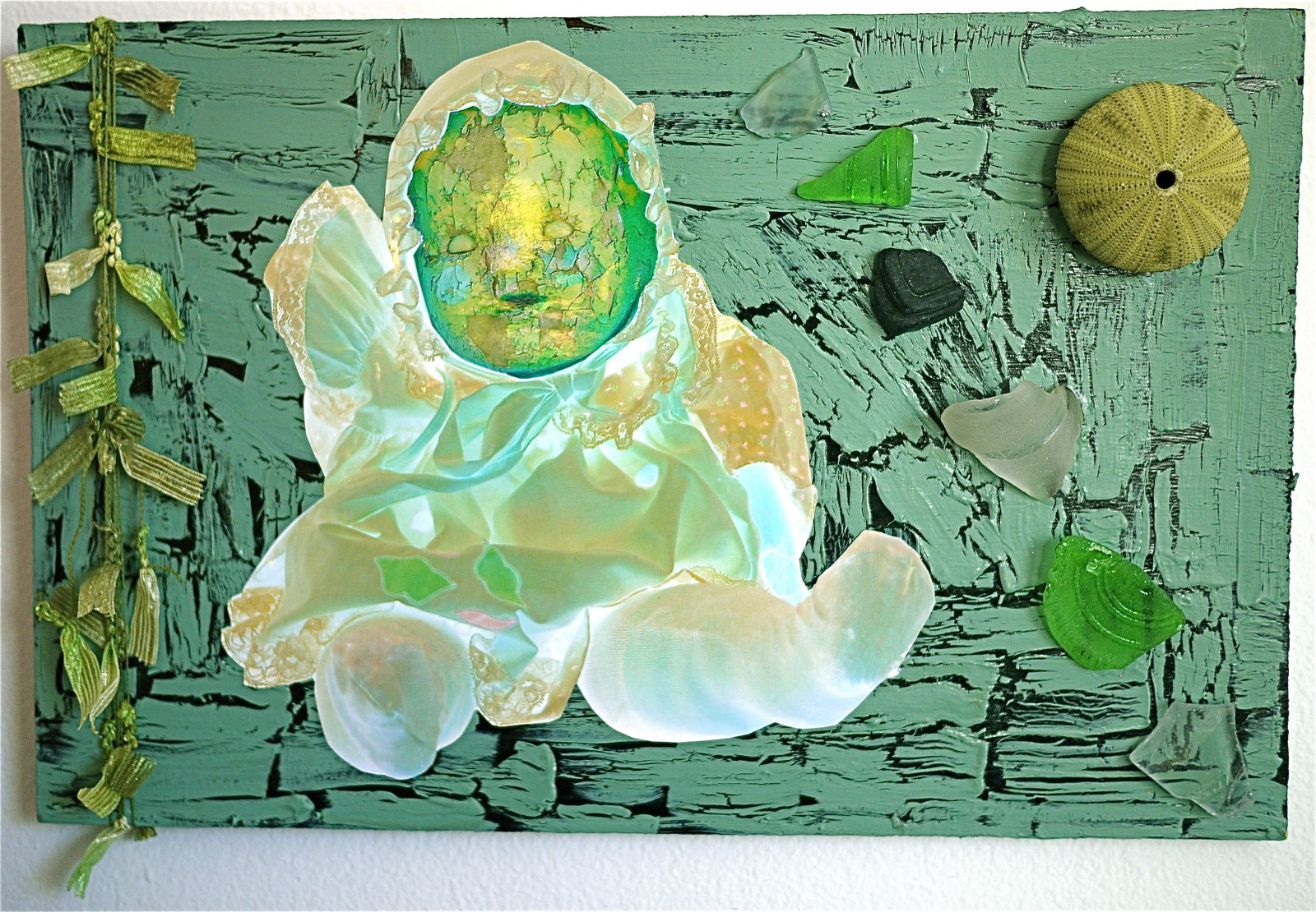 malování, Černá, ilustrace, koláž, umělecká díla, DeviantArt, dřevo, zelená, žlutý, sklenka, stuha, stuhy, panenka, Panenka, UMĚNÍ, list, květ, rostlina, flóra, skořápka, malovat, moderní umění, fotografie, okvětní lístek, rawart, lidové umění, outsiderart, shromáždění, smíšená média, soudobé umění, surrealismus, samouk, expresionismus, artbrut, foundobjects, akrylová barva, naiveart, visionaryart, primitiveart, jenniferbeinhackercom, artonwood, naifart, skořápky, moderní umění, stálý život, zátiší fotografování, akvarel barvy, organismus, vintagedoll, crackledpaint, tumbledglass, photographofdoll