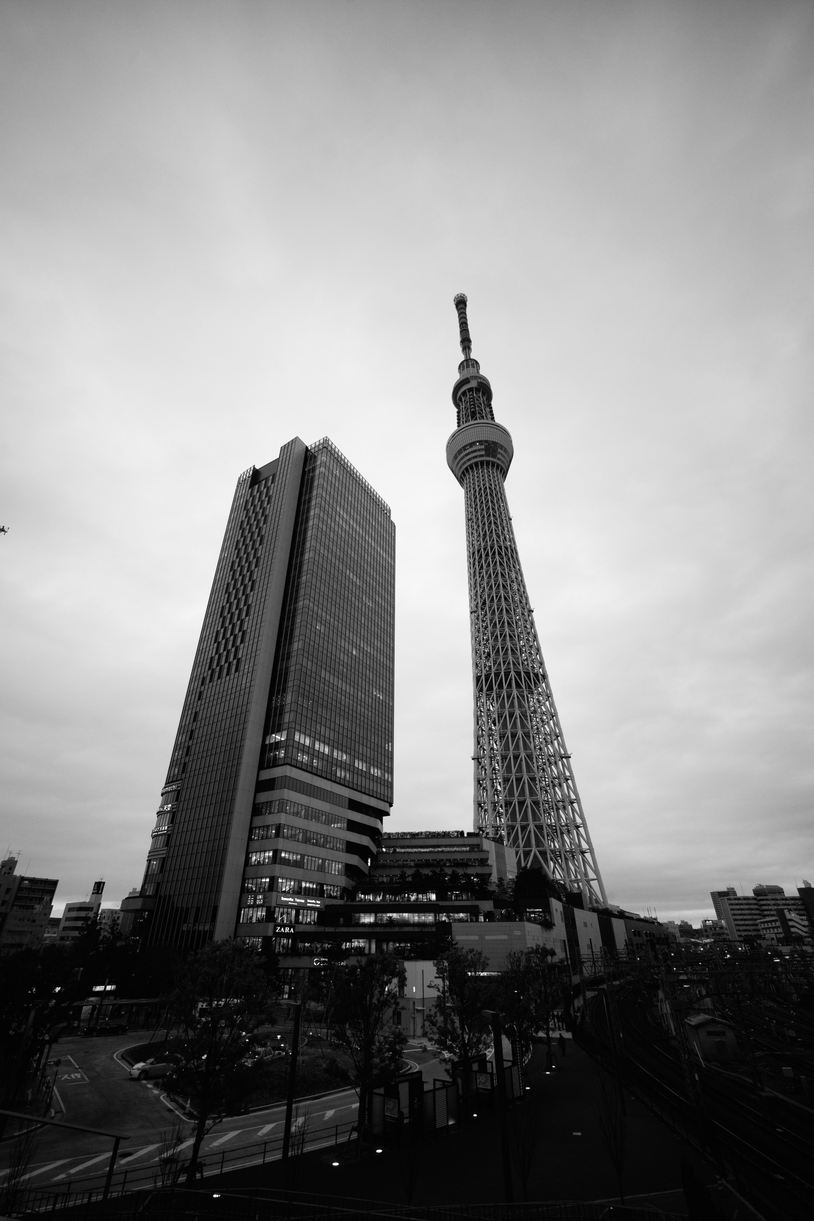 Černá, černobílý, město, panoráma města, nebe, fotografování, symetrie, panoráma, mrakodrap, věž, horizont, soumrak, Leica, metropole, Tokio, spirála, M, Skytree, centrum, tělesné, tvar, tma, mezník, Tokyo Sky Tree, oshiage, typ240, SWH, swh15mm, superwideheliar, voigtla nder, superwideheliar15mm, urban area, Černý a bílý, monochromatické fotografování, lidské osídlení, panelový dům