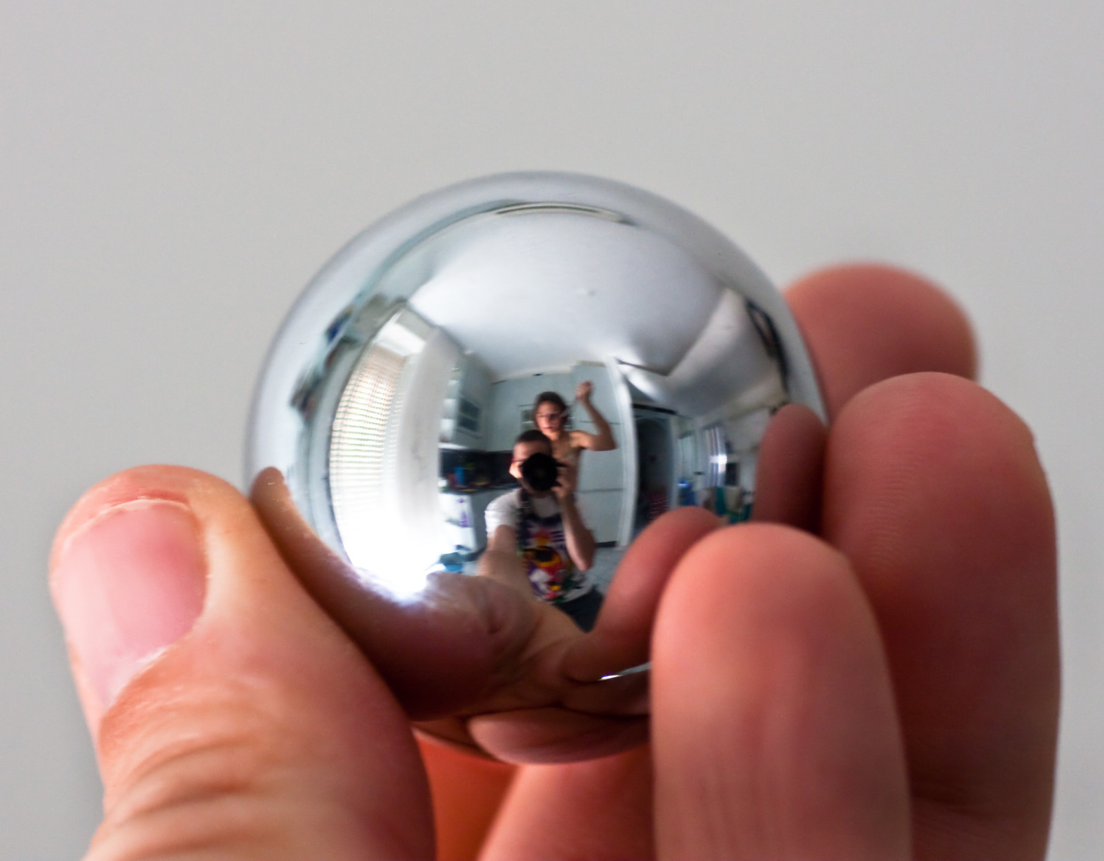 Wallpaper : reflection, kill, hand, sphere, mano, murder, riflesso ...