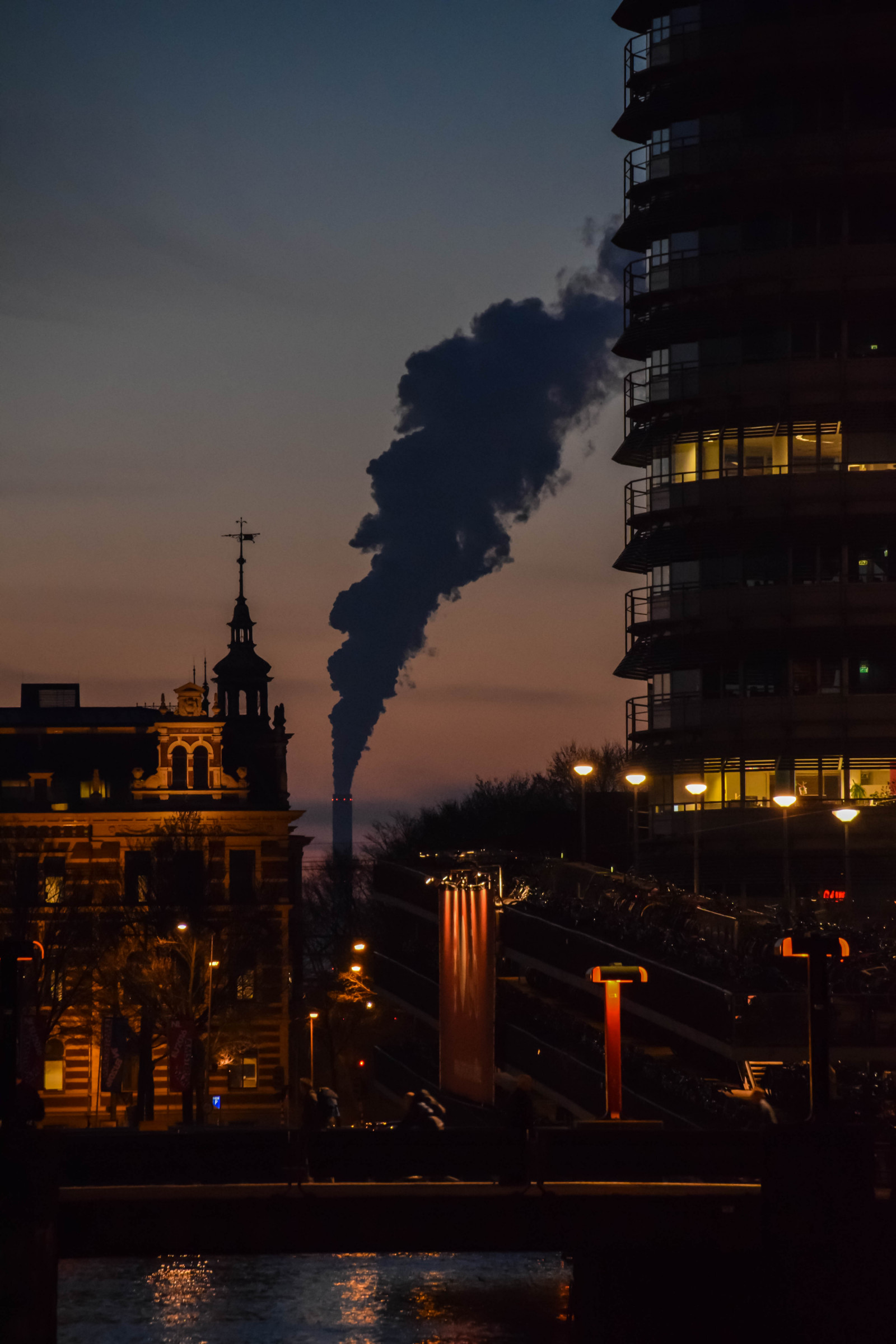 západ slunce, město, panoráma města, noc, architektura, budova, odraz, nebe, panoráma, mrakodrap, večer, ráno, Nizozemí, Evropa, soumrak, Amsterodam, metropole, Holandsko, Soumrak, světlo, centrum, svítání, cityview, kv ll, třídaFoto, noordholland, nederl nderna, nl, tma, mezník, urban area, lidské osídlení