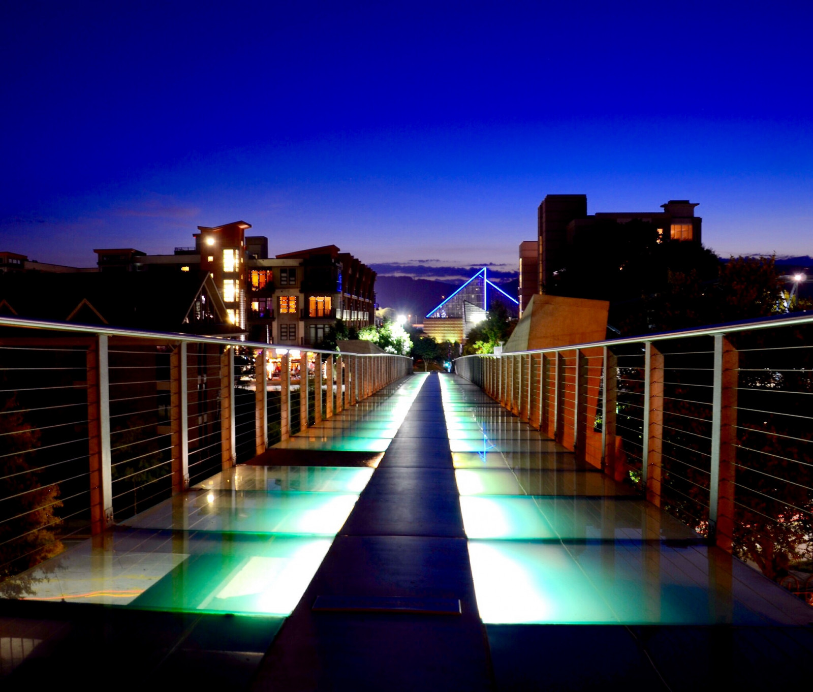 by, nat, arkitektur, vand, afspejling, himmel, hus, Hotel, aften, glas, udvej, bleg, skumring, Tusmørke, Tennessee, ejendom, lys, flickr, belysning, blå himmel, hjem, ejerlejlighed, facade, boligområde, ejendom, landskab belysning, bluffviewartdistrict, chattanoogatn, tennesseeaquarium, skybridge, glowinglights, liftblue