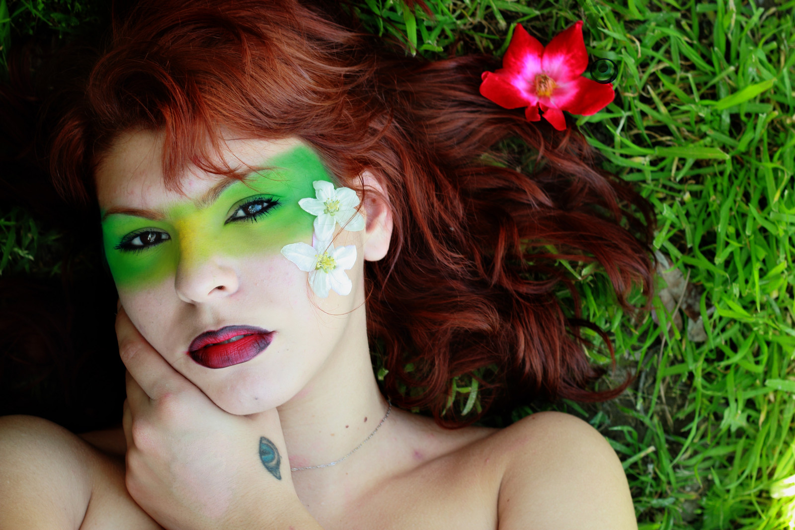 tvář, zelená, květ, člověk barva vlasů, krása, nos, ret, oko, tvář, černé vlasy, dívka, rostlina, barvení vlasů, tráva, okvětní lístek, hnědé vlasy, zrzavé vlasy, řasa, usměj se