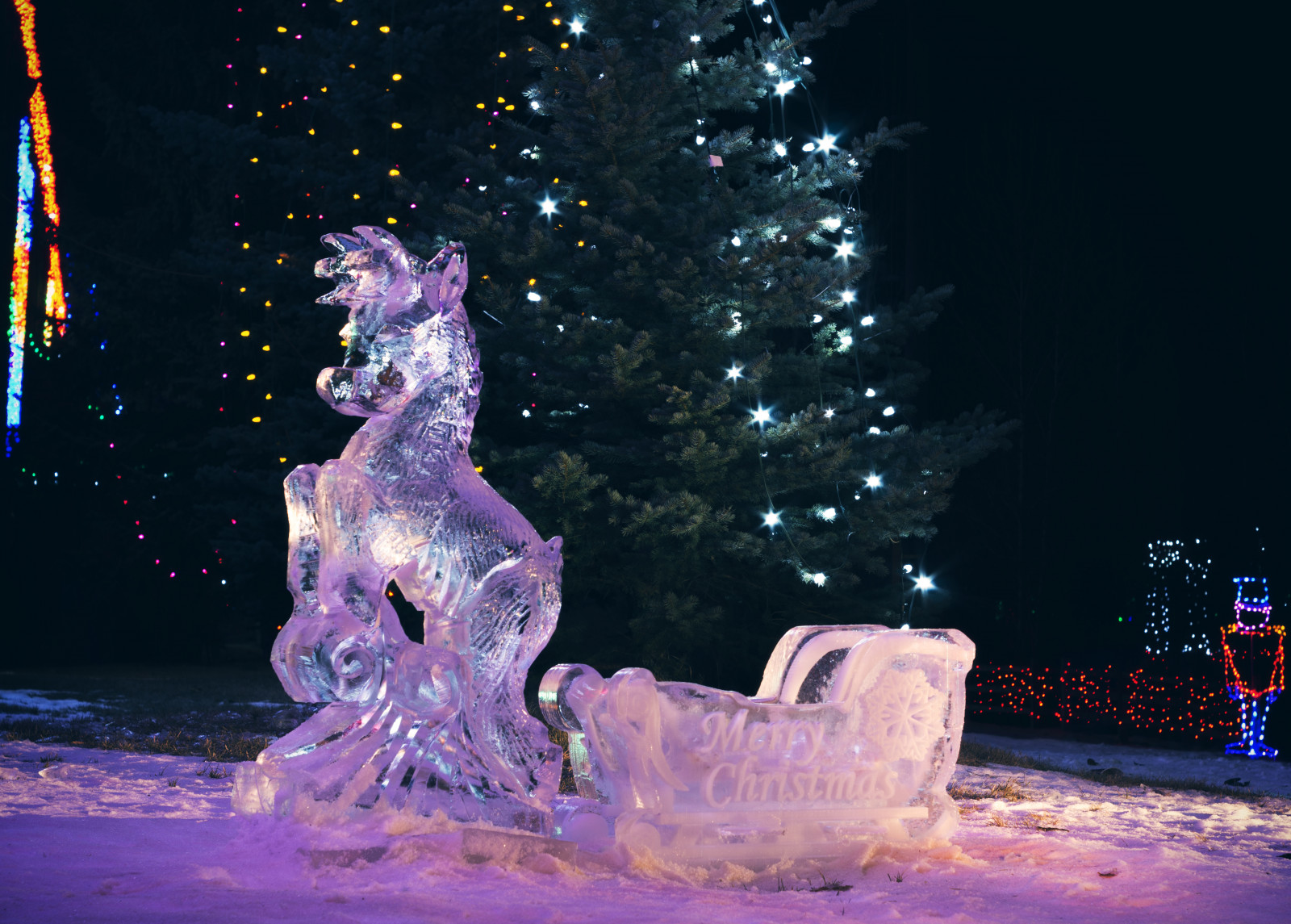 Santa, Beleuchtung, Weihnachten, Weihnachten, blau, Bäume, Licht, rot, Skulptur, Orange, Weiß, Schnee, Baum, Grün, Calgary, Eis, Regen, Gelb, Birne, Nacht-, dunkel, Sterne, Rentier, Spielzeug, Soldat, Beleuchtung, Star, Foto, schmelzen, glänzend, lila, Pentax, Kristall, Norden, Hörner, Pole, Hirsch, Geweih, klar, Foto, Pastelle, Birnen, Schmelze, Rudolf, eisig, Schlitten, Schlitten, Blitzen, Donner, Klausel, glitzern, Aufzucht, K30, Commet, Smcpentaxa17f55mm