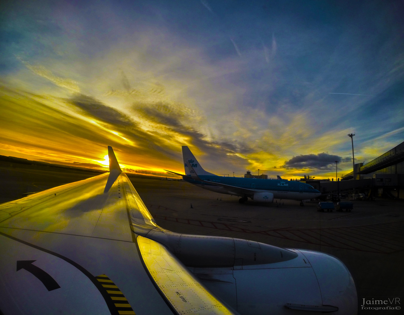 nebe, žlutý, letectví, letecká doprava, mrak, atmosféra, letecká linka, letoun, Atmosféra Země, ráno, aerospace engineering, večer, během dne, západ slunce, svítání, horizont, slunečnímu záření, dopravní letoun linkový, soumrak, letadlo, Let, meteorologický jev, krajina, počítač tapeta, úzké tělo letadla, odlesk